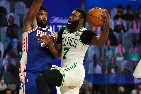  塔图姆关键抢断锁定胜局，凯尔特人客场力克76人迎三连胜